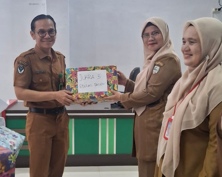 Penuh Tawa! Direktur RSUD Sahudin Serahkan Hadiah Lomba HUT RI ke-81